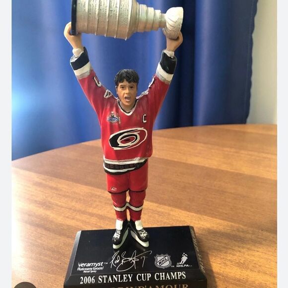 Mini Carolina Hurricanes Rod Brind’ Amour 2006 Stanley Cup statue - NO CUP - Picture 4 of 5